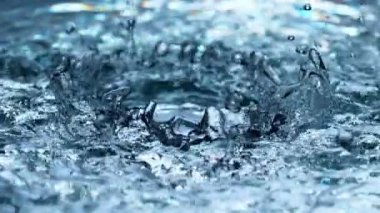 Daireler çizerek su sıçratmanın süper yavaş çekimi. Yüksek hızlı sinema kamerası, 1000 fps..