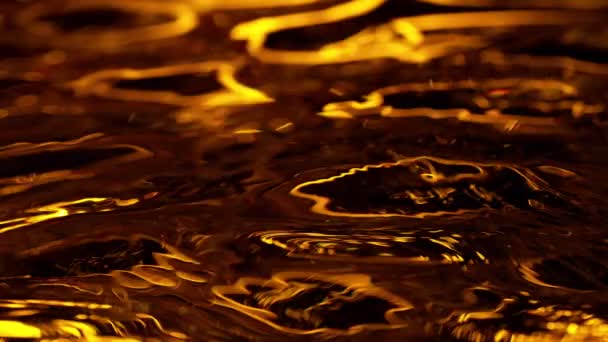 Super Zpomalení Cákání Whisky Koňaku Nebo Oleje Detailní Záběr Natočeno — Stock video