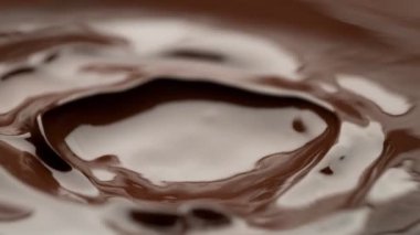 Süzülen siyah çikolatanın süper yavaş akışı. Yüksek hızlı sinema kamerasıyla çekildi, 1000fps.
