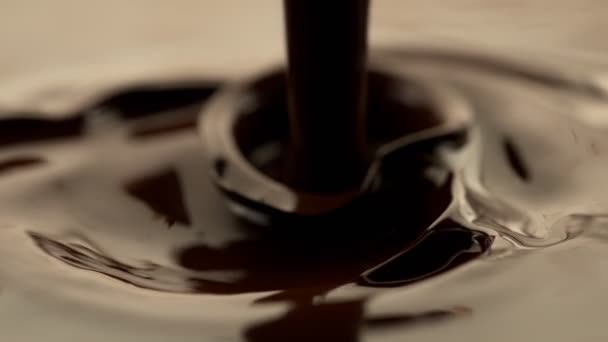 Mouvement Super Lent Verser Chocolat Chaud Noir Filmé Sur Caméra — Video