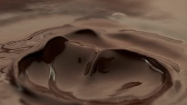 Super Slow Motion Flödande Mörk Varm Choklad Stänk Inspelning Med — Stockvideo