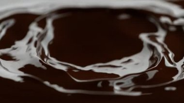 Süzülen siyah çikolatanın süper yavaş akışı. Yüksek hızlı sinema kamerasıyla çekildi, 1000fps.