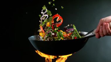 Tavadan uçan sebzelerin süper yavaş çekimi. Yüksek hızlı sinema kamerası, 1000 fps. Hız rampası etkisi.