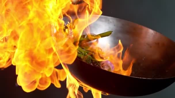 Супер Повільний Рух Літаючого Азіатського Яса Яловичини Овочами Сковороди Знімається — стокове відео
