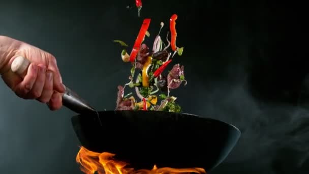 Super Slow Motion Carne Manzo Asiatica Volante Con Verdure Dalla — Video Stock