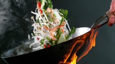 Uçan sebzeler ve karidesli erişteler. Yüksek hızlı sinema kamerası, 1000 fps..