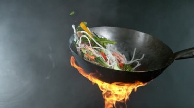 Tavadan sebzeli Asya eriştesi süper yavaş çekimde. Yüksek hızlı sinema kamerası, 1000 fps..