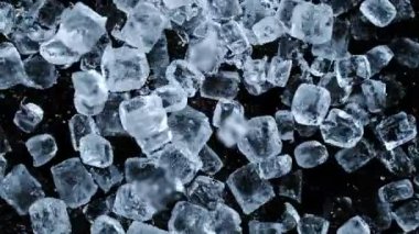 Düşen buz küplerinin süper yavaş çekim gücü siyah arkaplanda ayrılır. Yüksek hızlı sinema kamerası, 1000 fps..