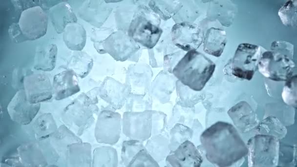 파란색 배경에 분리되어 떨어지는 얼음의 움직임 카메라로 촬영됨 1000 Fps — 비디오