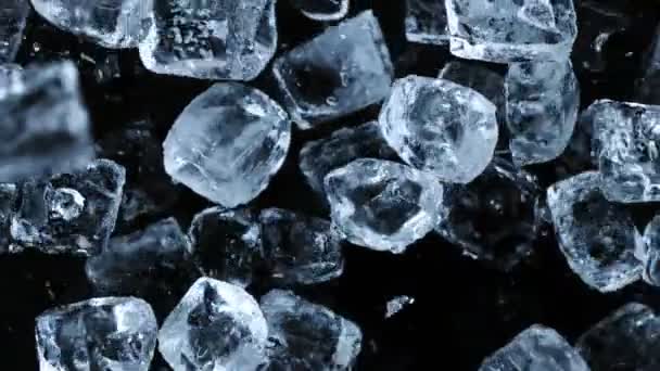 Супер Повільний Рух Падаючих Кубиків Льоду Відокремлених Чорному Тлі Знімалася — стокове відео
