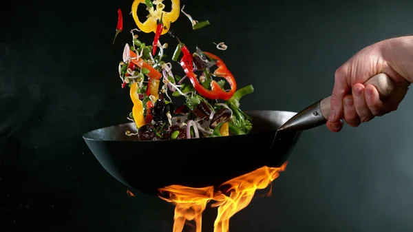 Closeup Chef Throwing Vegetable Pieces Asian Mix Wok Pan Fire — Stock Photo, Image