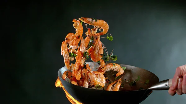 Closeup Chef Throwing Prawns Wok Pan Fire Fresh Asian Food — Stock Photo, Image