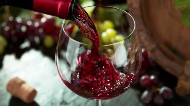 Super Zeitlupe Rotwein Ins Glas Gießen Stillleben Arrangement Gefilmt Mit — Stockvideo