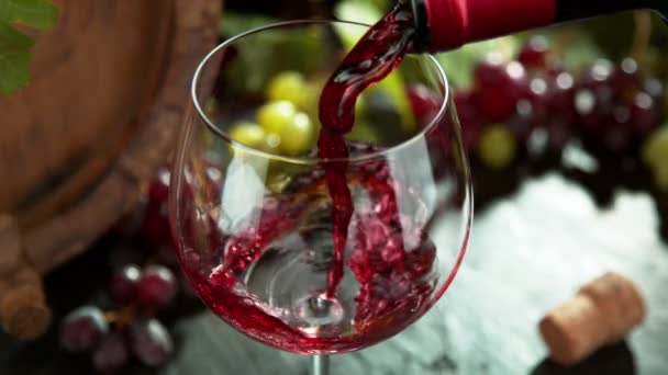 Super Lento Movimento Versare Vino Rosso Nel Bicchiere Accordo Sulla — Video Stock