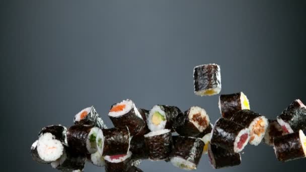 Super Cámara Lenta Piezas Sushi Volando Sobre Fondo Negro Filmado — Vídeo de stock