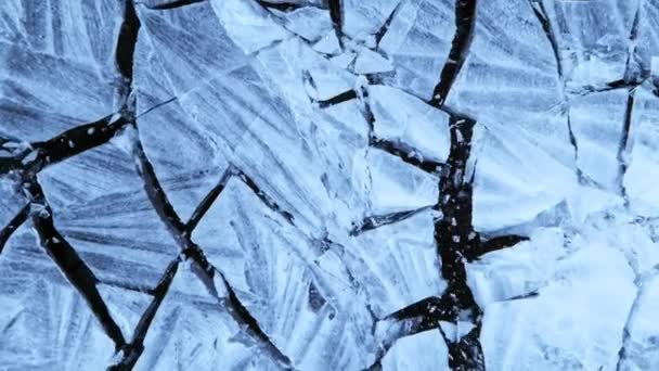 超慢运动的下降一块冰在黑色的背景 用高速摄像机拍摄 每秒1000帧 — 图库视频影像
