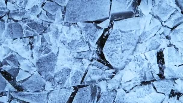 黒の背景に氷の落下部分の超スローモーション 高速フィルムカメラで撮影しました — ストック動画