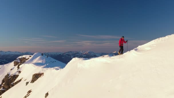 Unge Man Klättrar Skidor Alperna Flygbilder Vinteraktivitet Alpin Vandring Vackra — Stockvideo