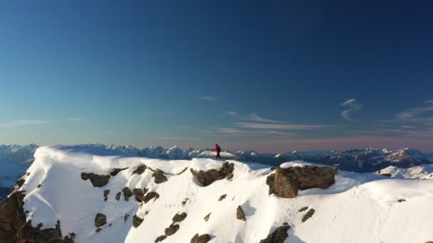 Unge Man Klättrar Skidor Alperna Flygbilder Vinteraktivitet Alpin Vandring Vackra — Stockvideo