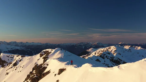 登山者 野外滑雪 爬山者 滑雪游览高山风景与高山山峰 冒险冬季运动 — 图库照片