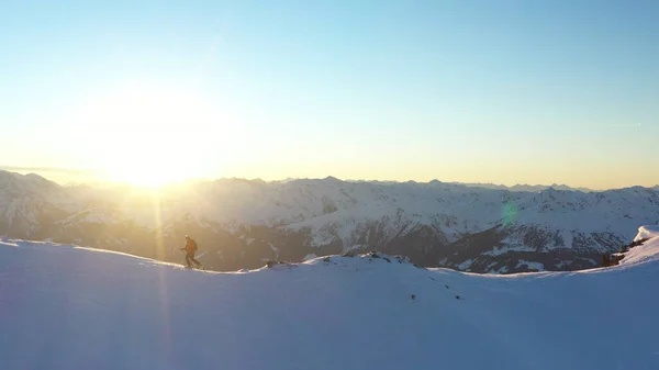 登山者 野外滑雪 爬山者 滑雪游览高山风景与高山山峰 冒险冬季运动 — 图库照片