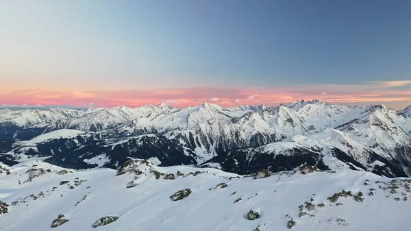 冬季高山全景尽收眼底 美丽的奥地利阿尔卑斯山风景 — 图库照片