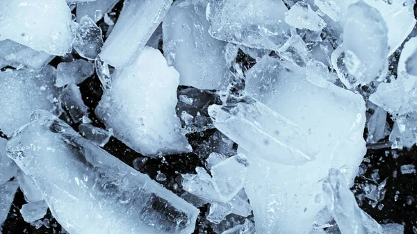 Ezilmiş Buz Dokusu Parçaları Siyah Arkaplanda Izole Edilmiş — Stok fotoğraf