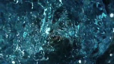 Su sıçratan hortumun tünel şeklini oluşturması çok yavaş bir hareket. Yüksek hızlı sinema kamerası, 1000 fps..