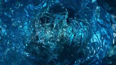 Su sıçratan hortumun tünel şeklini oluşturması çok yavaş bir hareket. Yüksek hızlı sinema kamerası, 1000 fps..