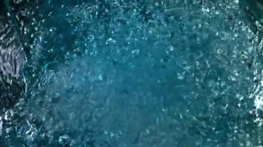 Kaynayan suyun çok yavaş hareket etmesi. Yüksek hızlı sinema kamerası, 1000 fps..