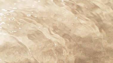 Kum desenli su dalgalarının süper yavaş hareketi. Yüksek hızlı sinema kamerası, 1000 fps..