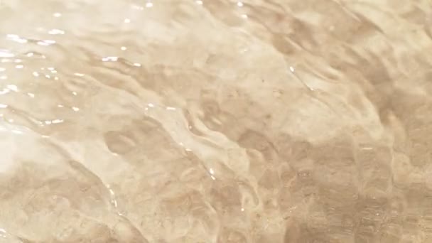 Сверхмедленное Движение Волн Воды Текстурой Песка Снято Камеру Высокоскоростного Кино — стоковое видео