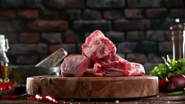 一块飞着的生牛肉落在了木板上 厨房里准备肉 用高速摄像机拍摄 每秒1000帧 速度斜坡效应 — 图库视频影像