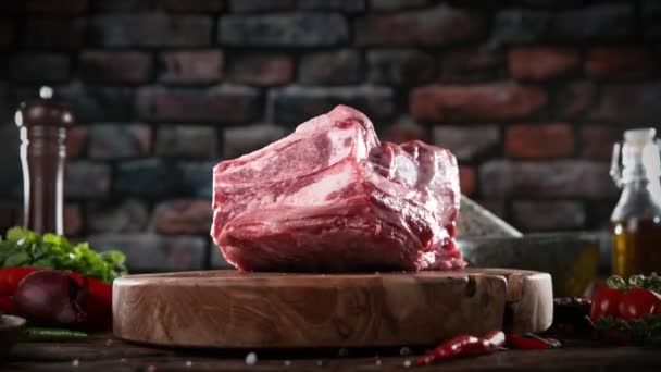 Pièce Volante Steak Boeuf Cru Tombant Sur Planche Découper Préparation — Video