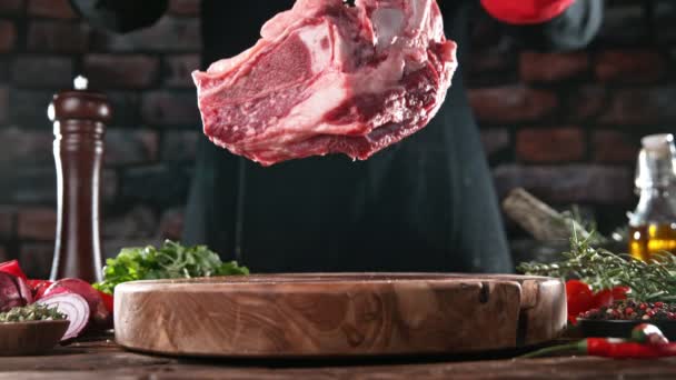 Fliegendes Stück Rohes Rindersteak Fällt Auf Schneidebrett Fleischzubereitung Der Küche — Stockvideo