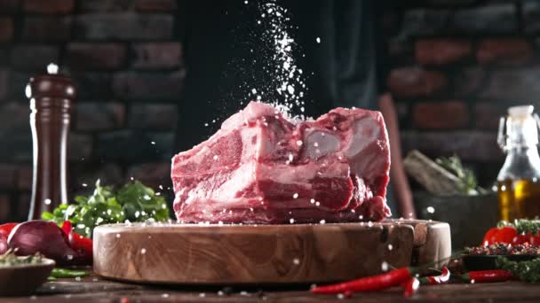 厨师在牛肉牛排上撒盐的动作非常慢 用高速摄像机拍摄 每秒1000帧 厨房里的肉类烹调 — 图库视频影像