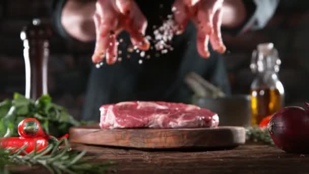 Super Cámara Lenta Chef Lanzando Especias Carne Res Filmado Con — Vídeo de stock