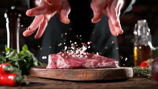 Super Slow Motion Chef Jetant Des Épices Sur Steak Bœuf — Video