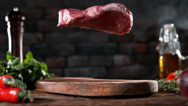 Trozo Volador Filete Carne Cruda Cayendo Sobre Tabla Cortar Preparación — Vídeo de stock