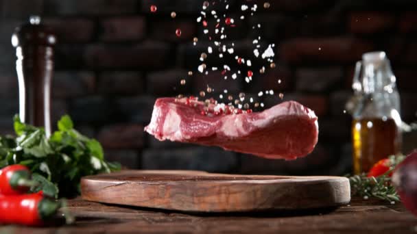 Flygande Bit Rått Nötkött Biff Faller Skärbräda Köttberedningar Köket Inspelning — Stockvideo