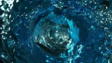 Su sıçratan hortumun tünel şeklini oluşturması çok yavaş bir hareket. Yüksek hızlı sinema kamerası, 1000 fps..