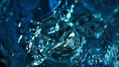 Su sıçratan hortumun tünel şeklini oluşturması çok yavaş bir hareket. Yüksek hızlı sinema kamerası, 1000 fps..