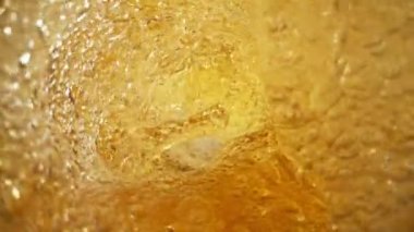 Kasırga şeklinde bira doldurmanın süper yavaş çekimi. Yüksek hızlı sinema kamerası ile çekildi. 1000 fps. Özel geniş açılı makro mercekle çekilen son iç şişe görünümü.