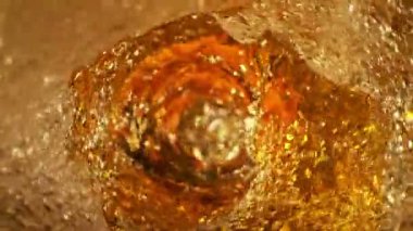 Kasırga şeklinde elma şarabı dökmek için süper yavaş çekim. Yüksek hızlı sinema kamerası ile çekildi. 1000 fps. Özel geniş açılı makro mercekle çekilen son iç şişe görünümü.