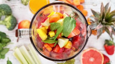 Meyve parçalarını blender 'da karıştırmak çok yavaş bir hareket. Yüksek hızlı sinema kamerası, 1000 fps..