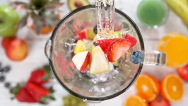 Super Cámara Lenta Piezas Que Caen Frutas Salpicaduras Agua Licuadora — Vídeos de Stock