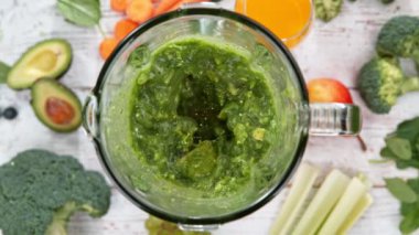 Blender 'da sebze karıştırma işlemi çok yavaş ilerliyor. Yüksek hızlı sinema kamerası, 1000 fps. Hız rampası etkisi.