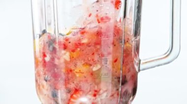 Meyve parçalarını blender 'da karıştırmak çok yavaş bir hareket. Yüksek hızlı sinema kamerası, 1000 fps. Hız rampası etkisi.