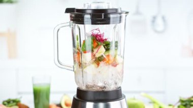 Meyve ve sebzeleri karıştırma işlemi çok yavaş ilerliyor. Yüksek hızlı sinema kamerası, 1000 fps..