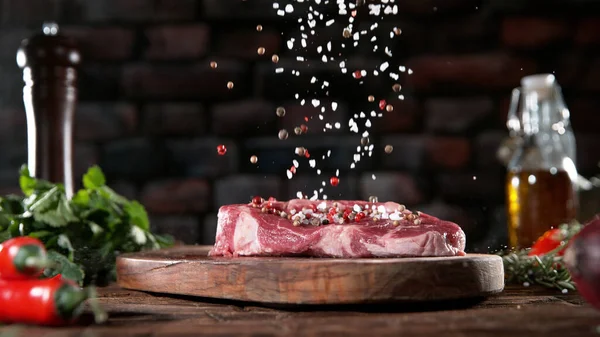 Fallende Maissalt Pepperkrydder Rått Kjøtt Plassert Treplate Tilberedning Kjøtt Mørk – stockfoto